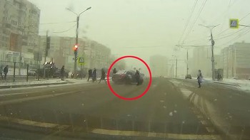 Ôtô lao xuyên qua đoàn người đi bộ sang đường