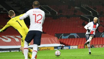 Nhà hát kịch Old Trafford tiếp tục sáng đèn