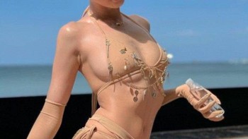 'Hoàn lương' đã chán, Ngọc Trinh trở lại phơi thân với bikini mặc cũng như không