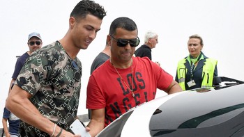 Ronaldo và anh trai bị nghi bán hàng giả