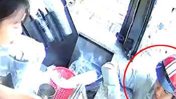 Giả vờ mua trà sữa cướp điện thoại của nữ nhân viên