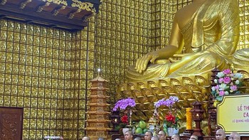 Con gái lớn hát, cha Vân Quang Long phát biểu trong tang lễ