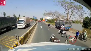 Người đàn ông giả bại liệt ăn xin bị nam thanh niên lật tẩy