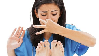 Trị mồ hôi chân mà không dùng thuốc tây