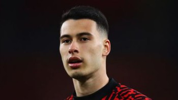 Cầu thủ Arsenal tự làm mình chấn thương nặng trong lúc khởi động