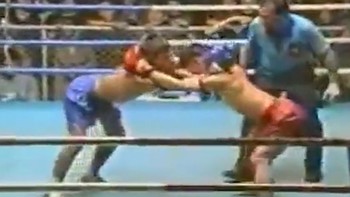 Hai võ sĩ kickboxing thi đấu kiểu diễn viên hài