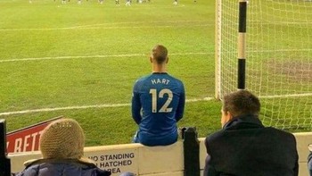 Thủ môn Tottenham bỏ khung thành đi chơi