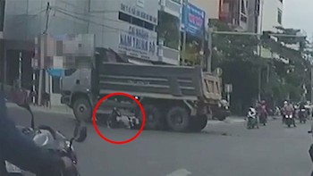Vượt đèn đỏ 2 giây, thanh niên suýt bỏ mạng dưới gầm xe tải