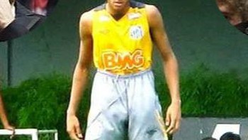 'Neymar nhí' chơi bóng khiến người đi đường chịu cái kết đắng