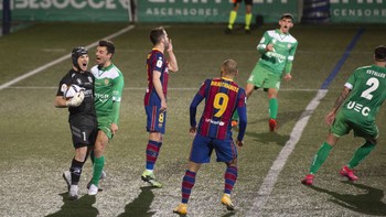 Thủ môn đội mũ của đội hạng Ba lập kỳ tích trước Barca