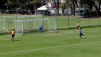 Cầu thủ sút penalty, bóng đập xà ngang bay lên trời nhưng vẫn vào