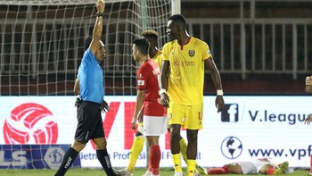 Ngoại binh V League giật tút ‘đá xéo’ trọng tài, bênh đồng nghiệp