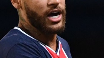 Bất lực khi cản Neymar, hậu vệ dùng độc chiêu có một không hai