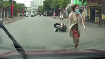 Mẹ bỏ xe máy giữa đường khi làm rơi con nhỏ sau va chạm