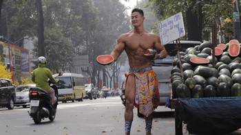 'Ông Địa' cơ bắp cuồn cuộn cầm quạt phe phẩy giữa phố Sài Gòn
