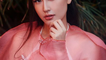 Hơn 10 năm mặc lại áo dài, Mai Phương Thúy vẫn khiến fan ngất ngây