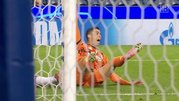 Cạn lời với cảnh Ronaldo lừa bóng tông vào đồng đội