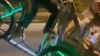 Bác xích lô gặp họa với nhóm thanh niên đùa giỡn quá trớn