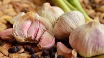 Để tép tỏi dưới gối, đầu giường, giúp ngủ ngon như đứa trẻ