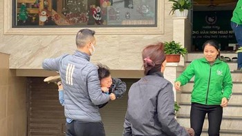 Dân mạng cười bò ông bố bưng con đi học 'ngày giải phóng phụ huynh'