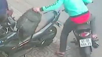 Chàng trai thẩn thờ khi bị tên cướp giật ba lô