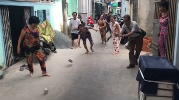 Cả xóm rộn tiếng cười khi người lớn chơi trò ném lon cõng ngựa