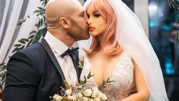 Lực sĩ ly hôn với búp bê tình dục bị hỏng, cưới 'vợ' búp bê mới!