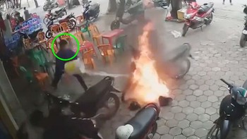 Hú hồn với chàng trai dùng nước dập đám cháy xăng dầu