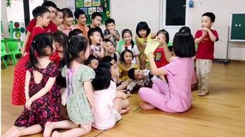 Cô giáo mầm mon khiến các trò cười nghiêng ngả với màn ảo thuật