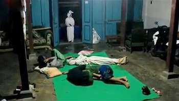 4 thanh niên ôm nhau, nằm co rúm vì sợ ma