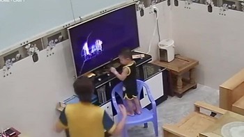 Mẹ bất lực khi con trai nghịch ngợm đập vỡ màn hình tivi