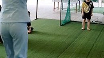 Cô giáo mầm non tấu hài khi chơi đá bóng với trò
