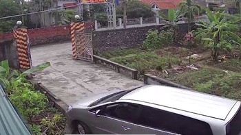 Pha lùi xe công kềnh của tài xế ôtô