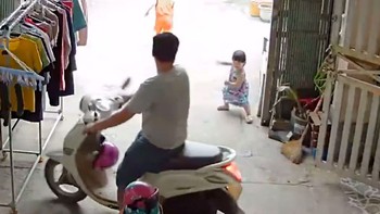 Bé gái nhún nhảy rất ngầu khi được bố chở đi chơi