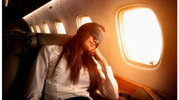 Vì sao không nên tựa đầu lên cửa sổ máy bay
