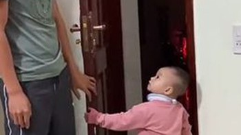 Con gái đóng cửa nhất quyết không cho bố đi chơi