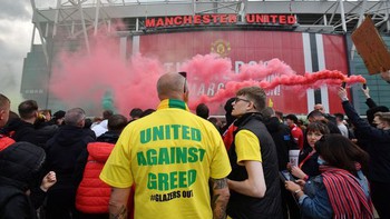 Old Trafford thất thủ, CĐV nhí nhanh trí làm vài tấm 'seo-phì'