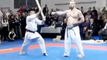 Dân Trung Quốc lật mặt võ sư tuyên bố người cứng hơn sắt thép