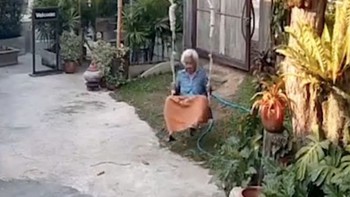 Cụ bà chơi xích đu