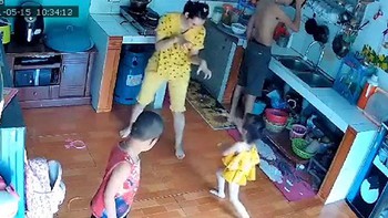 Hai mẹ con đùa giỡn siêu hài hước