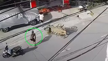 Thanh niên giả vờ què chân khi thùng xe ba gác va vào ôtô