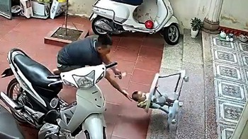 Bố phản xạ như chớp cứu con tập đi thoát ngã bậc tam cấp