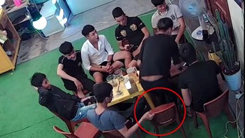 Chàng trai ngã bật ngửa vì bị bạn chơi khăm