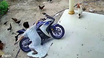 Pha dắt môtô cồng kềnh 'đi vào lòng đất' của chàng trai