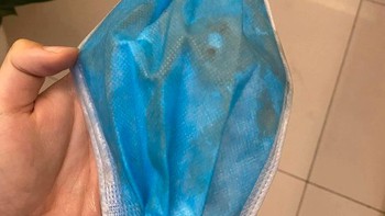 Khẩu trang ướt vì gặp mưa, nhớ bảo trọng tay lái