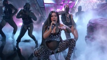 Cardi B ôm bầu nhảy tưng tưng, bắn rap đùng đùng trên sân khấu