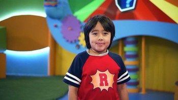 Cậu bé 10 tuổi trở thành triệu phú nhờ YouTube