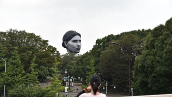 Kỳ dị chiếc đầu khổng lồ lơ lửng giữa bầu trời Tokyo
