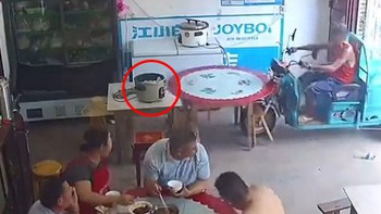 Cả nhà hú hồn khi xe ba gác lao vào nhà tông đổ nồi cơm