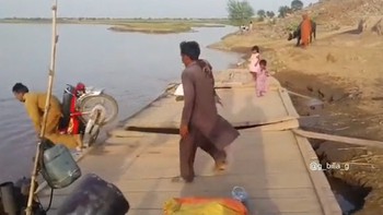 Người đàn ông chạy xe máy lên thuyền, lao thẳng xuống sông